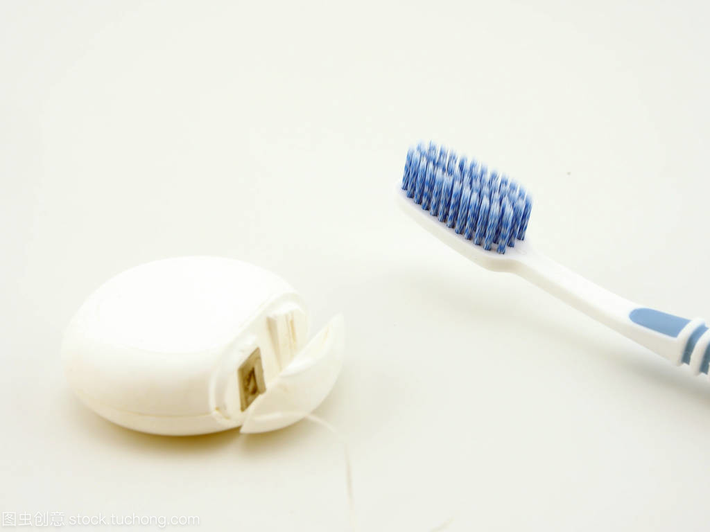 牙線與牙刷 日?？谇蛔o(hù)理的雙重守護(hù)